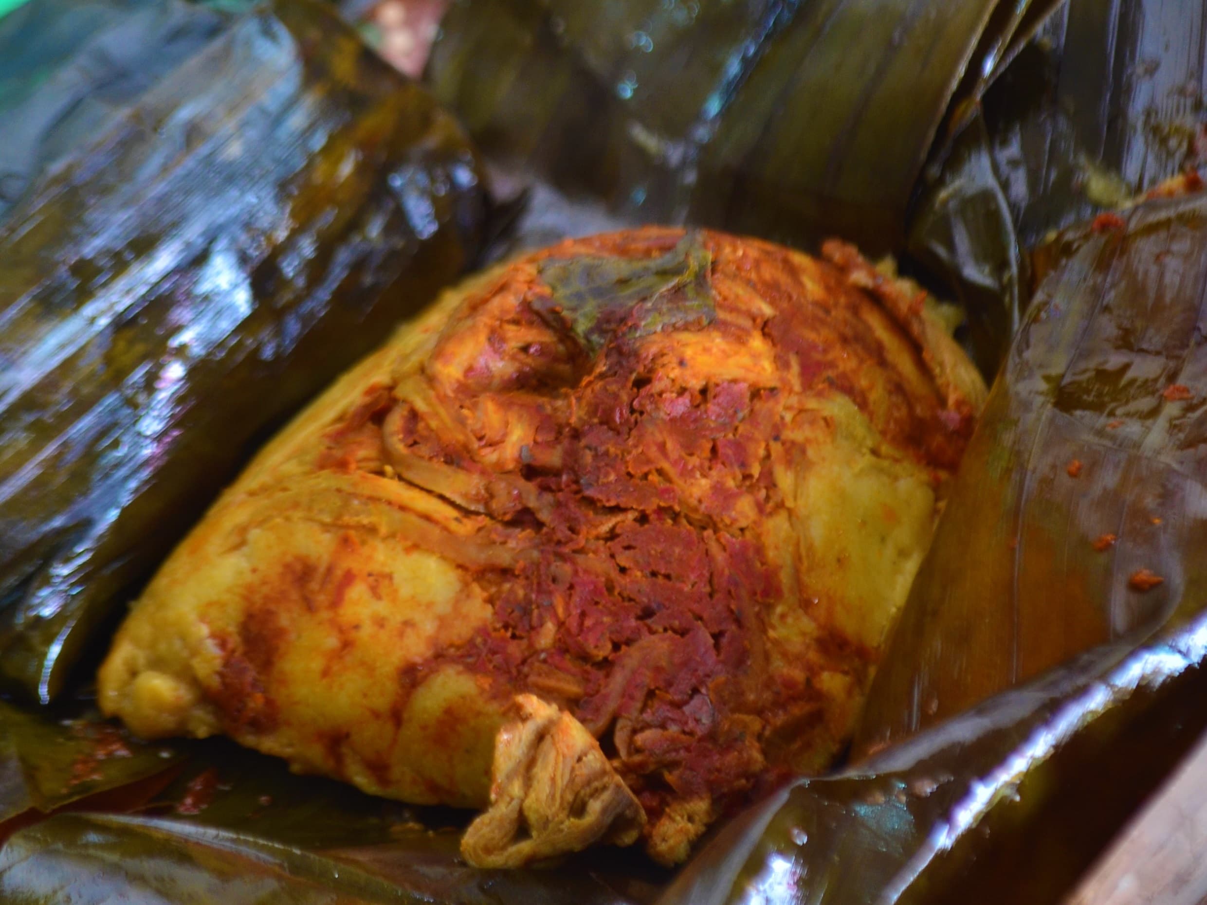 Tamal de masa con Puerco  en Salsa Roja