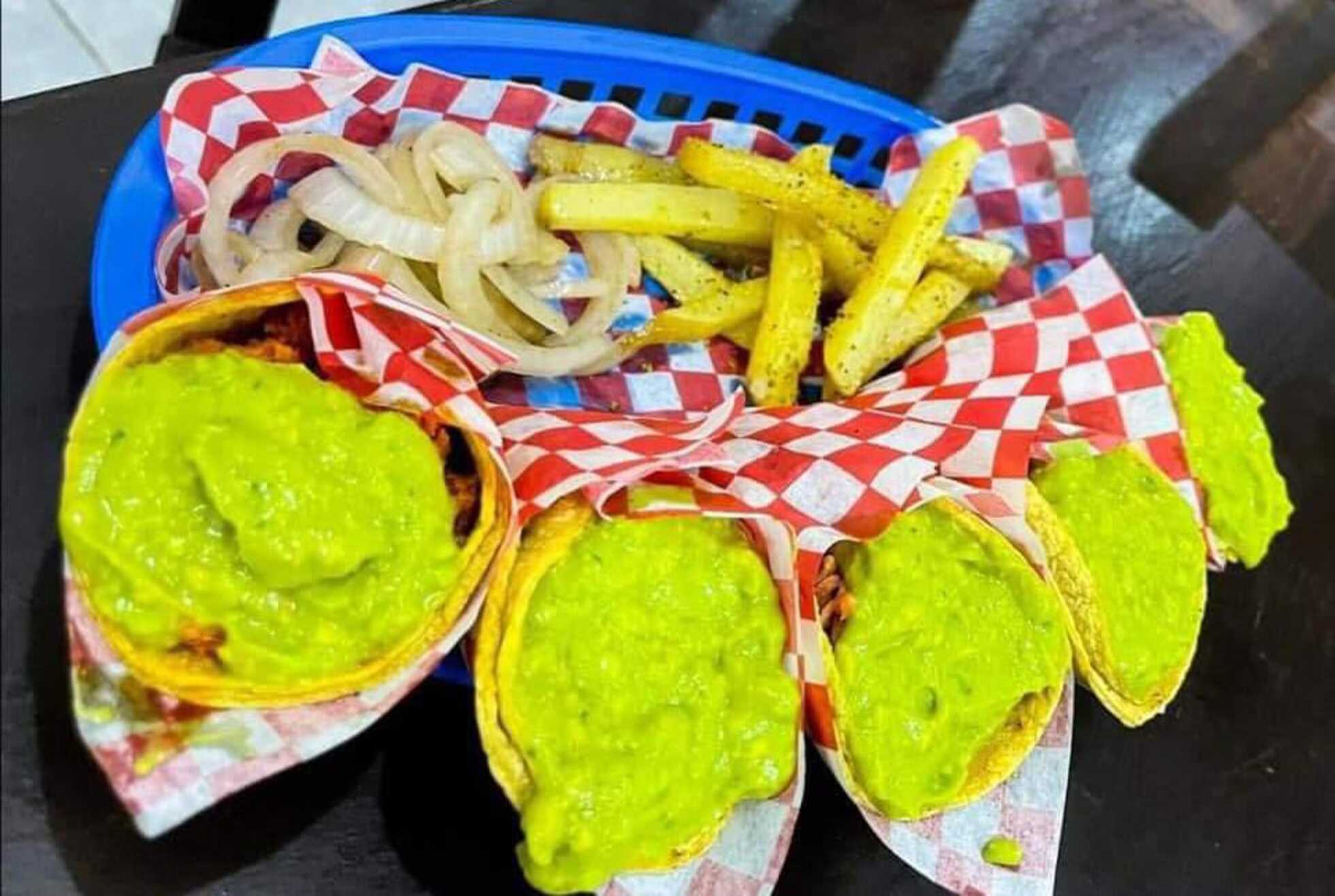 5 Tacos Envueltos (Incluye Papas y Guacamole)