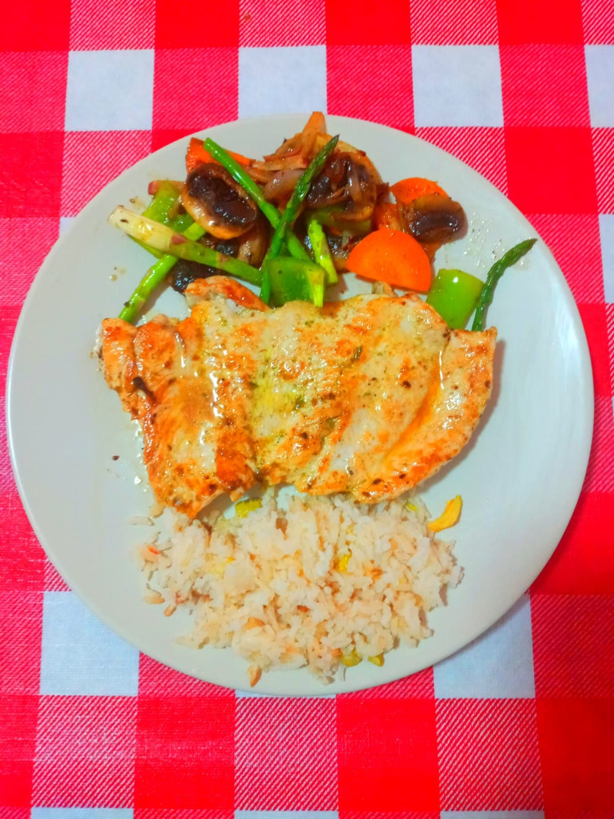 Pechuga a la plancha con vegetales y arroz
