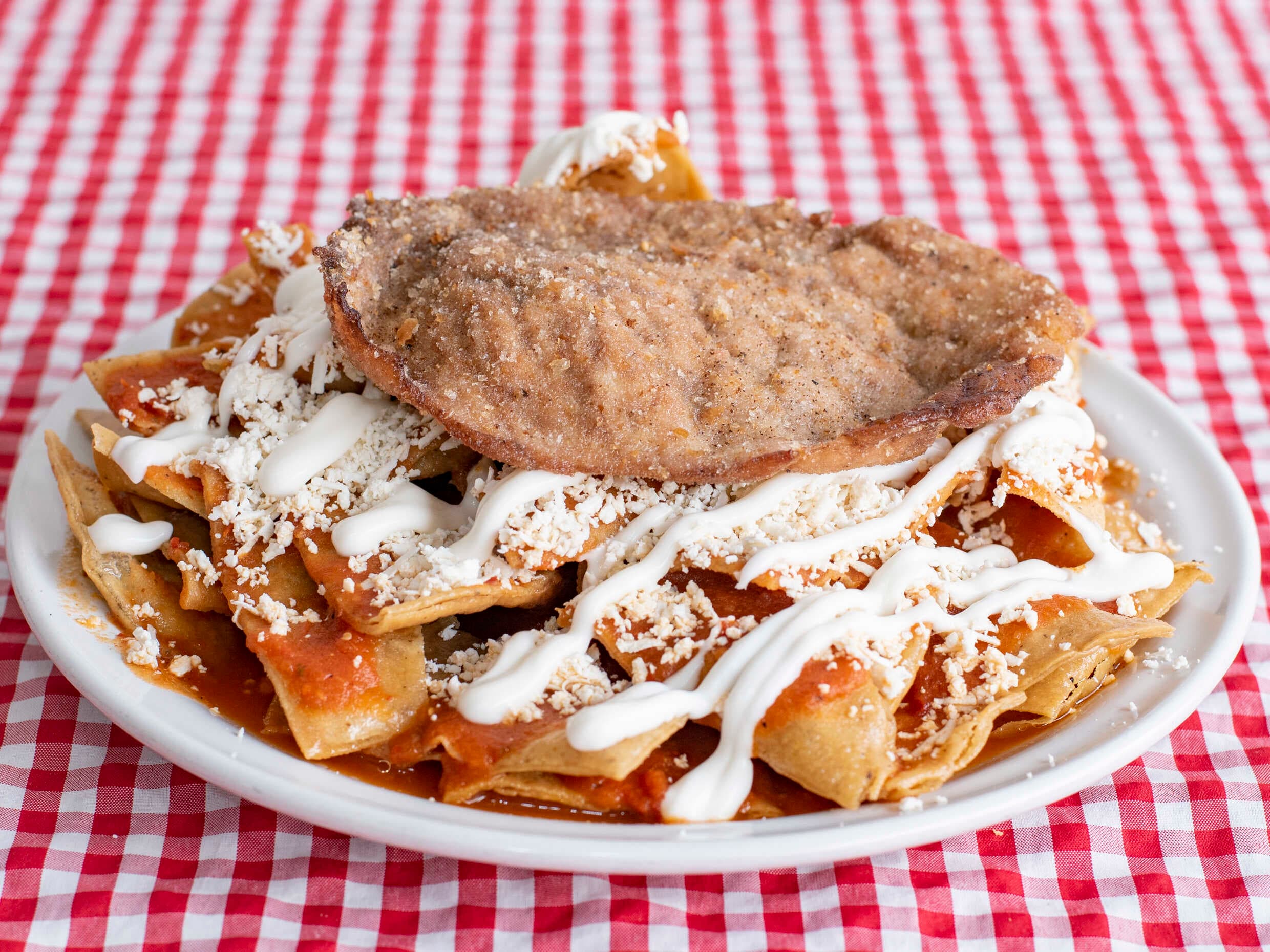 Chilaquiles con Bistec, Milanesa o Pechuga Asada.