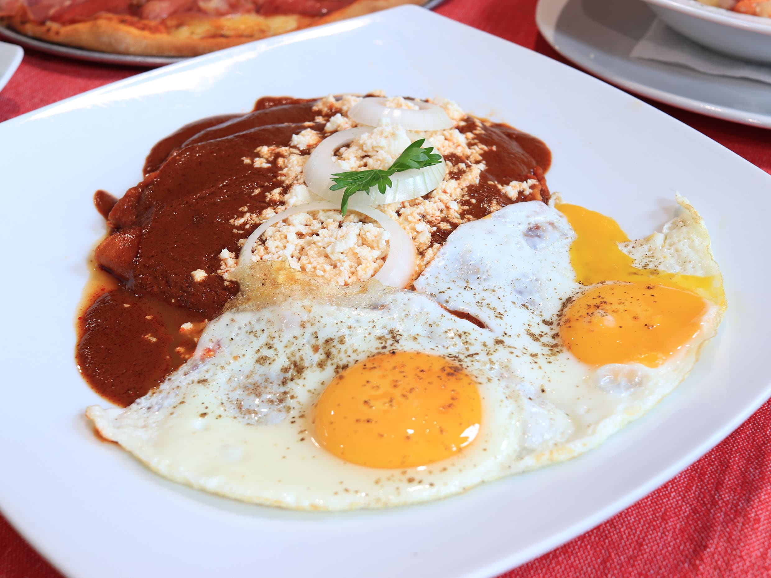 Enchiladas de Coloradito con huevos