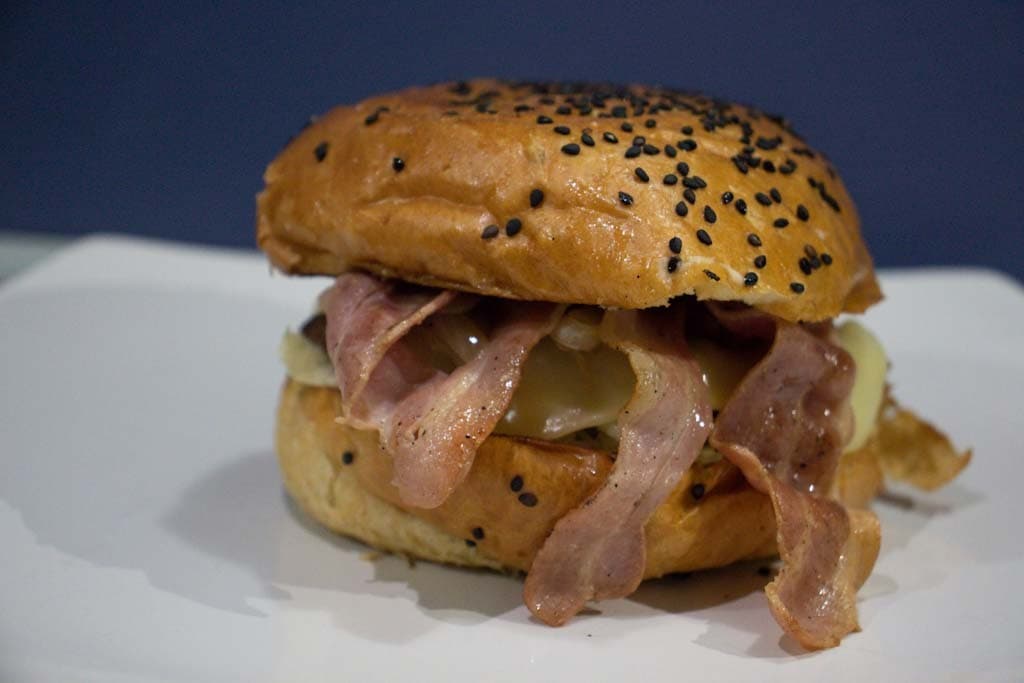 BURGERSÍSIMA C/TOCINO + Agua Natural 500 Ml