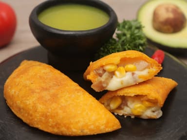 Empanada de maicitos, queso y tocineta