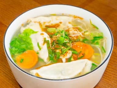 Sopa de Dumpling de Cerdo con Cebollín Chino
