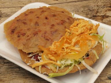 Gordita de Tinga de Pollo