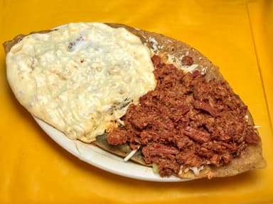 Huarache Chicharrón con Quesillo
