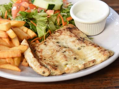Pescado Papas y Ensalada