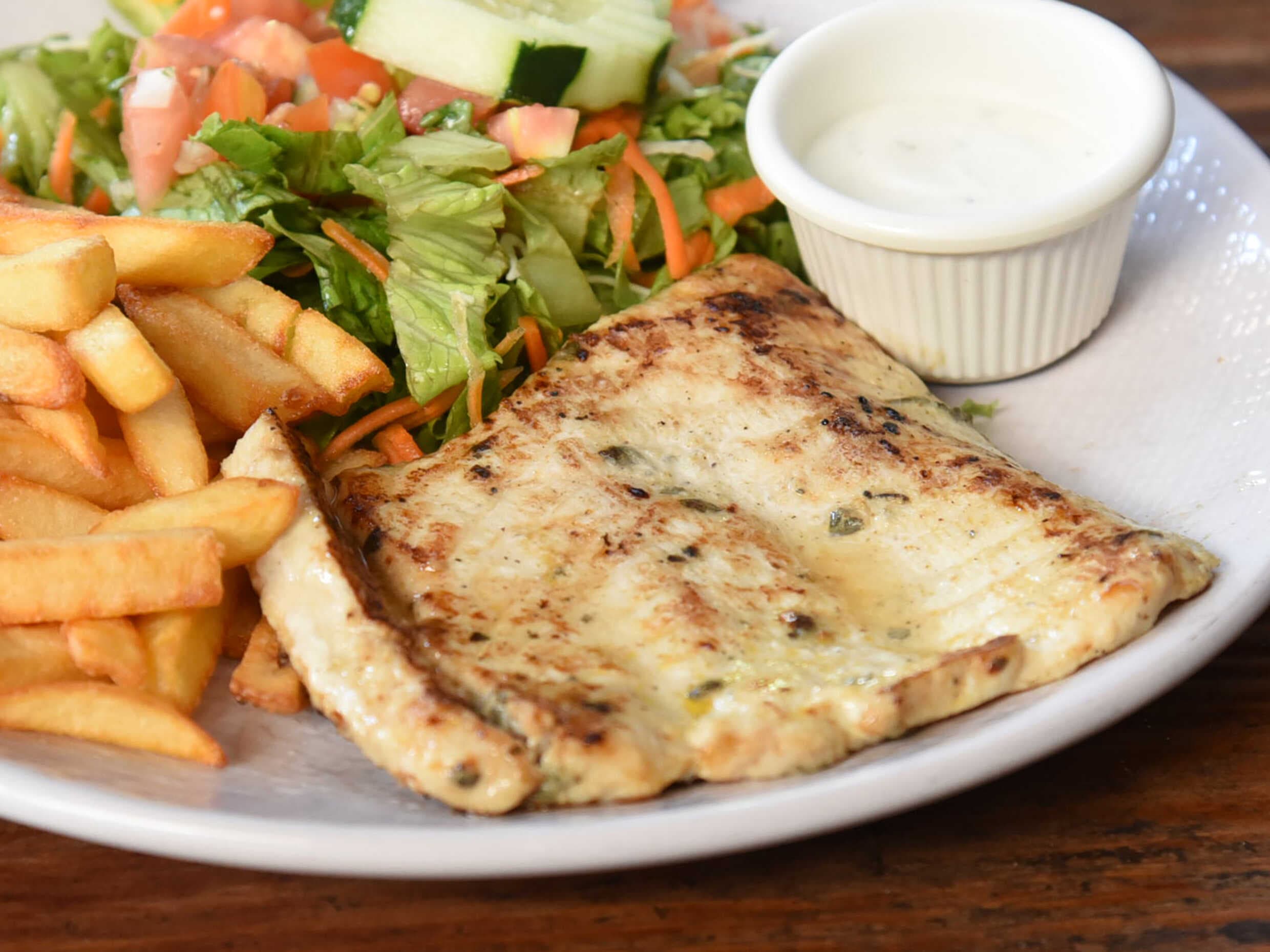 Pescado Papas y Ensalada