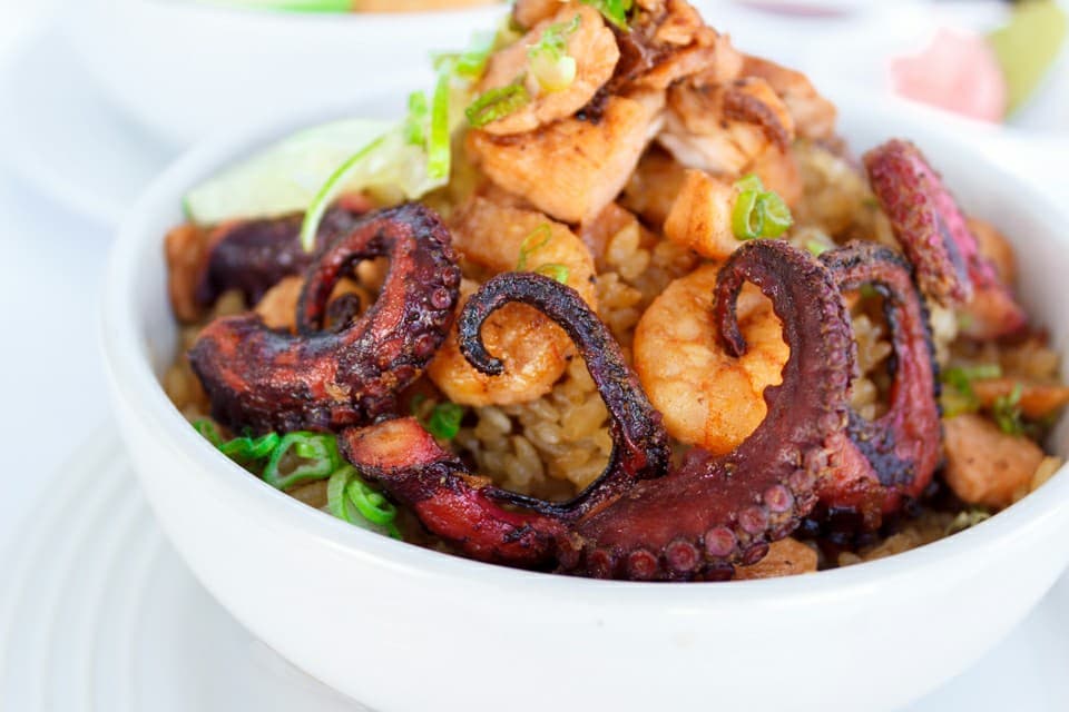 Yakimeshi Mixto Mariscos.
