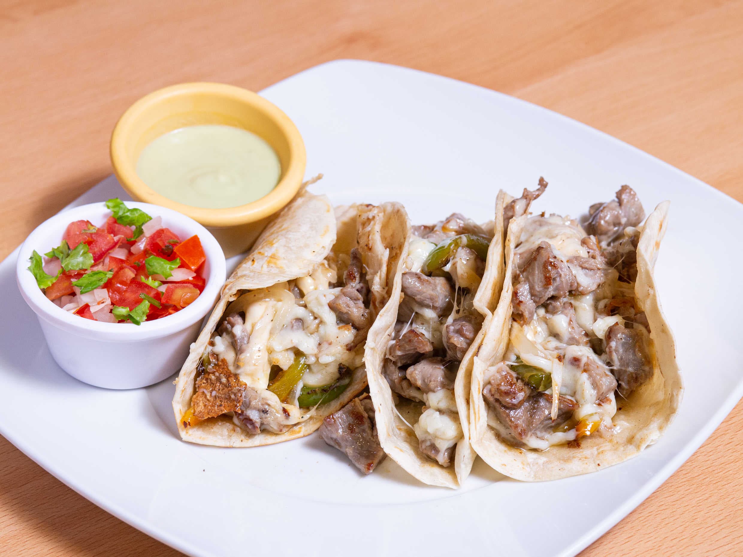 Pack 7: Orden 3 Tacos Arrachera con Queso + Bebida