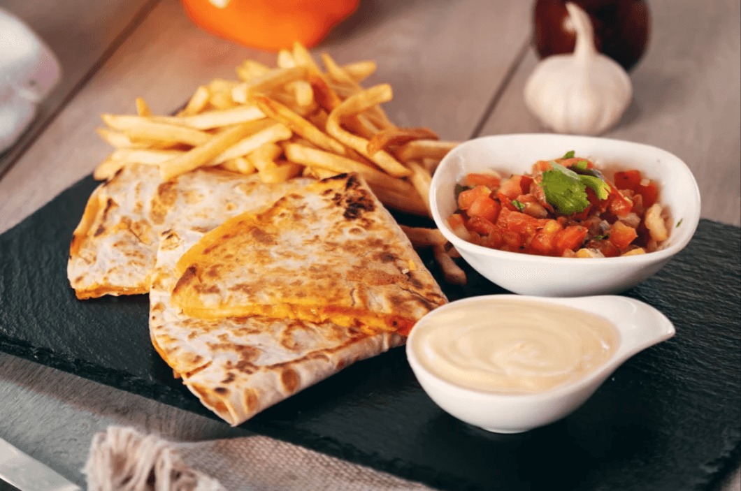 Quesadilla con Papas y Ensalada