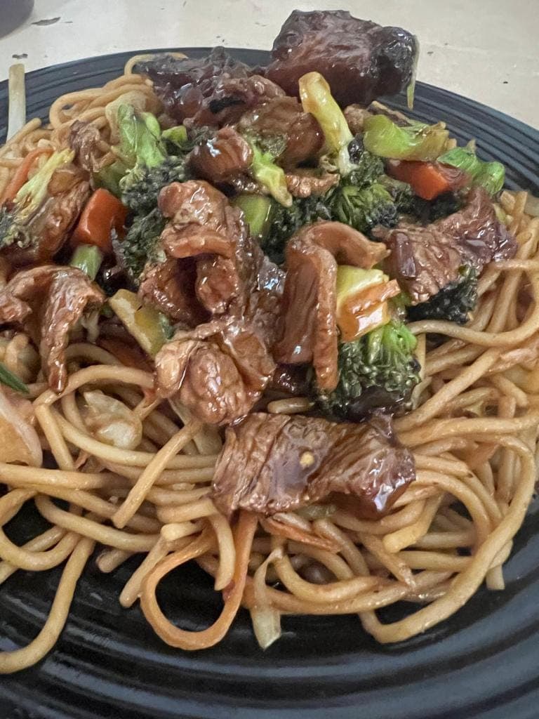 Espagueti con Res con Brócoli Chico