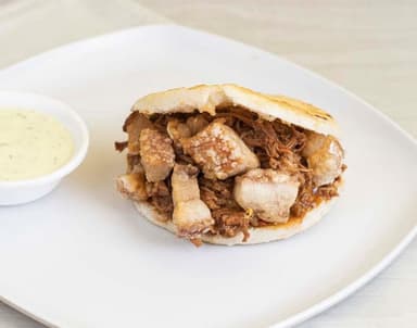 Arepa Ropa Vieja y Chicharrón