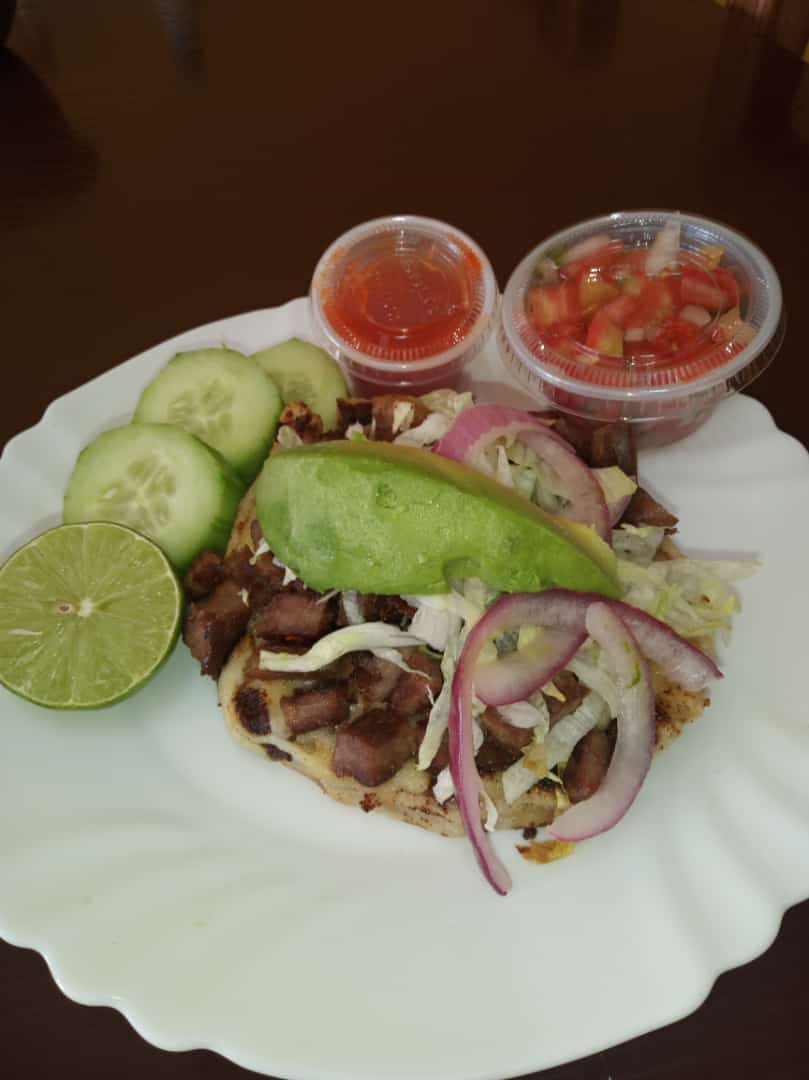 Gordita de acientos con carne asada