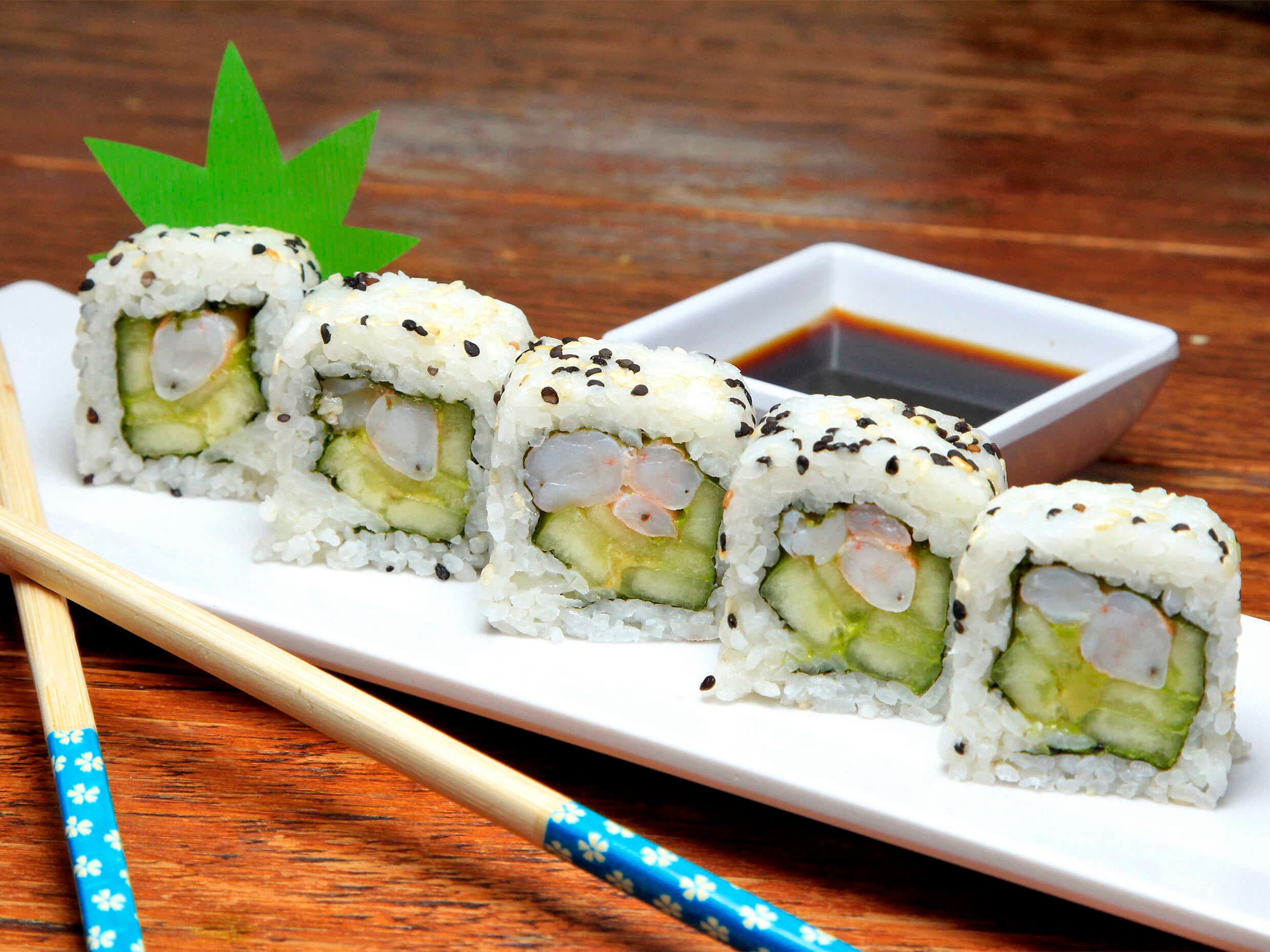 1/2 SUSHI + KUSHIAGUE DE CAMARON + 1/2 YAKIMESHI