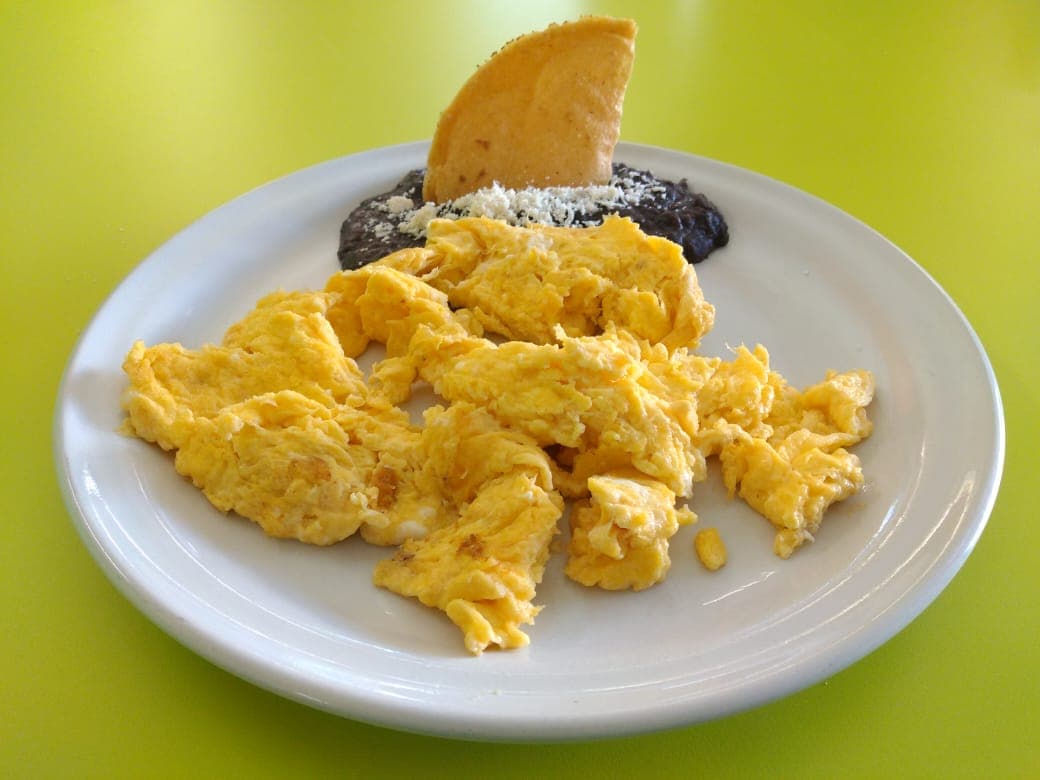 Huevos Revueltos con Frijoles Refritos