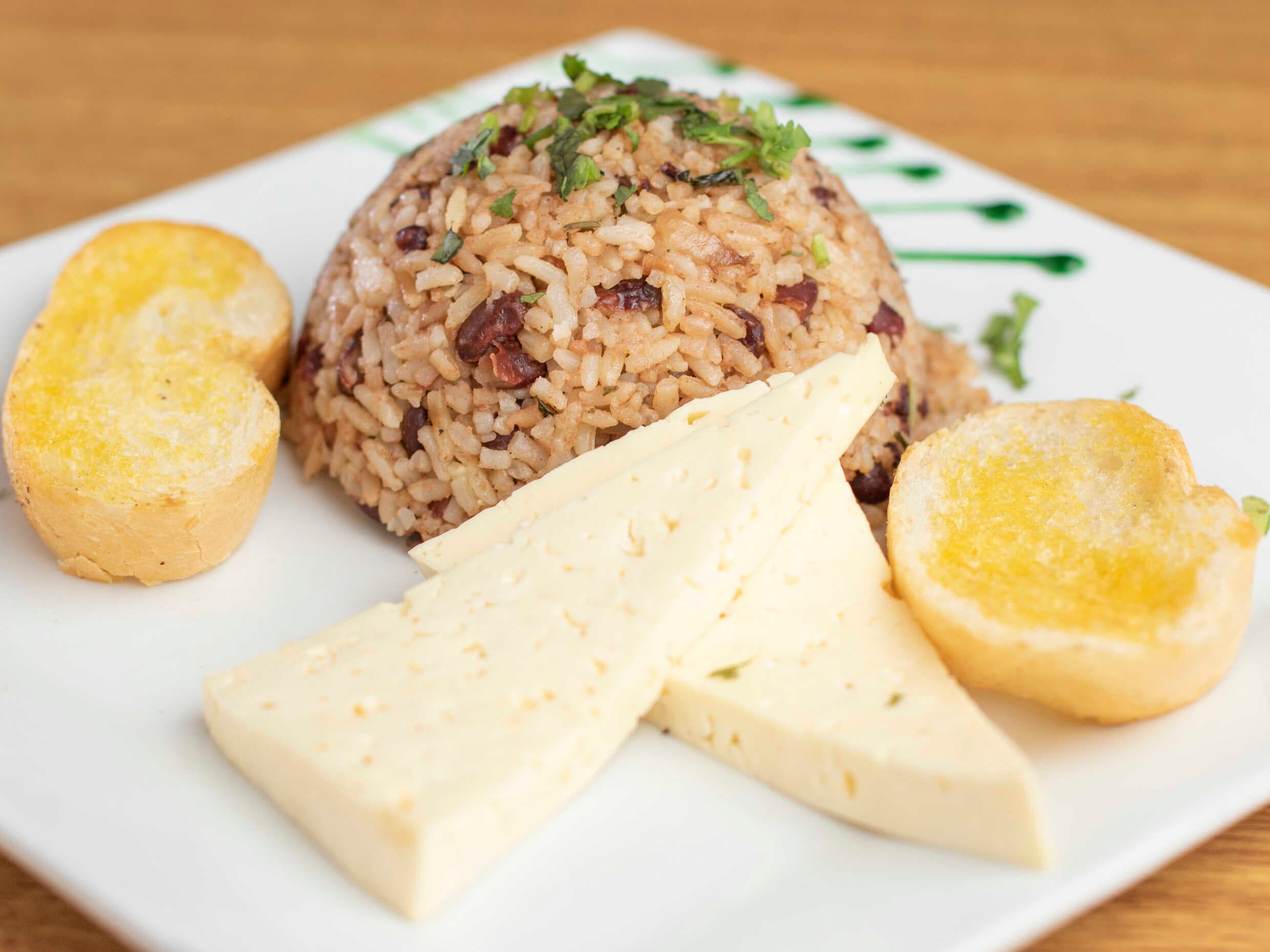 Gallo Pinto 1 ( 1 Acompañamiento a elegir)