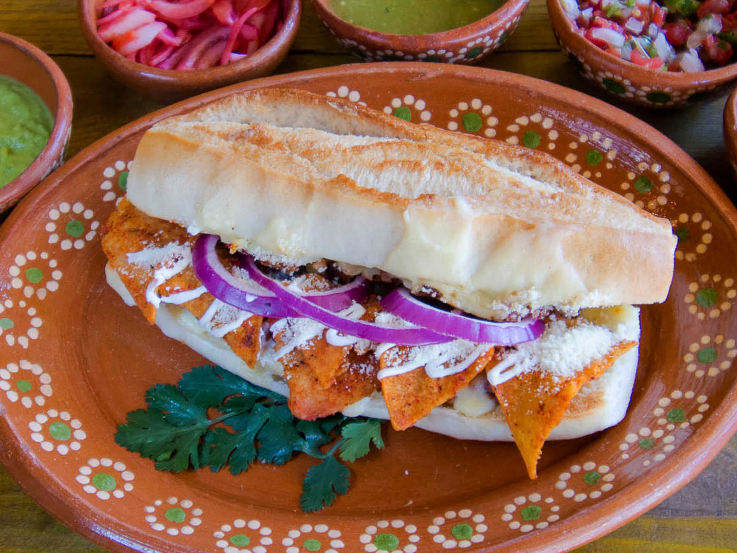 Torta de Chilaquiles Rojos (Tecolota)