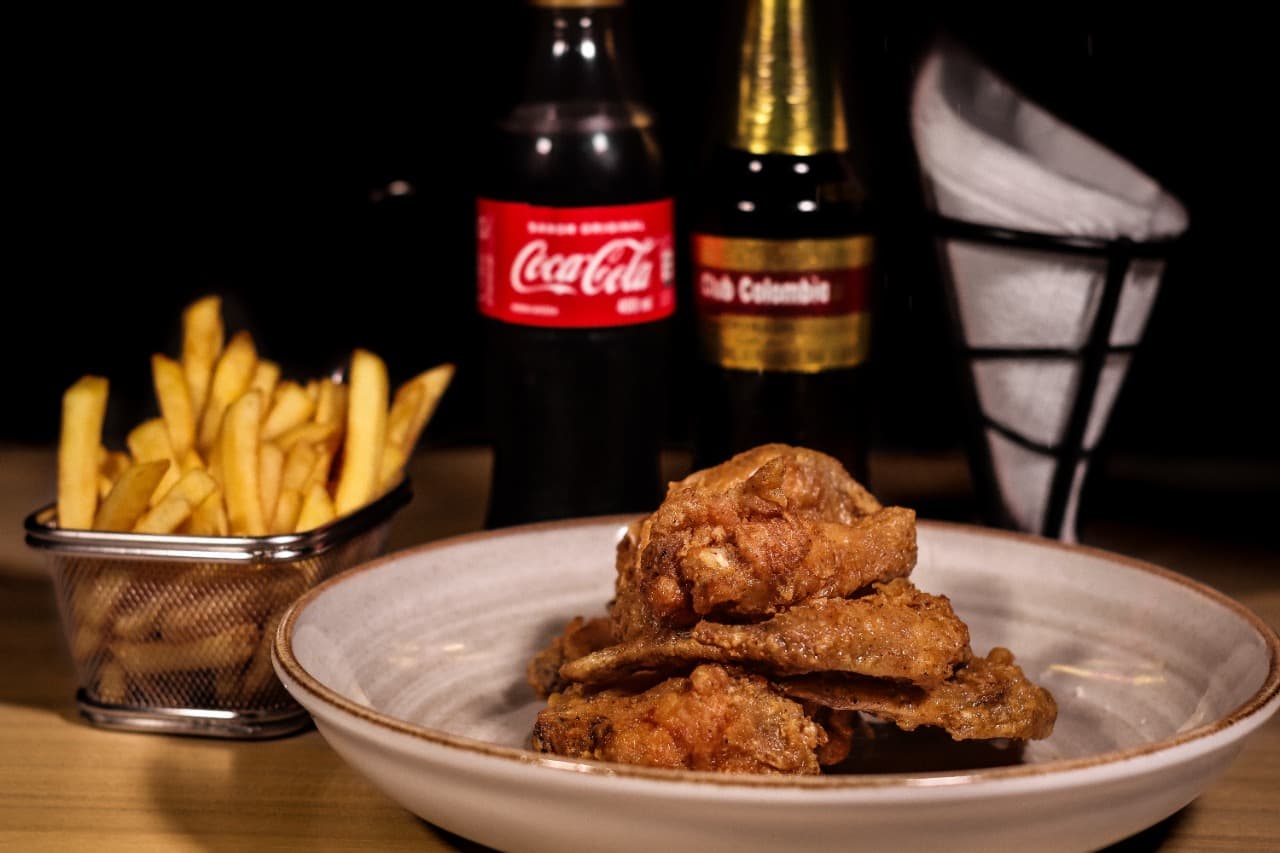 Alitas Ajo & Parmesano y Papas a la Francesa.