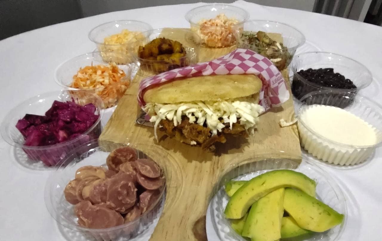 Arepa de Carne Mechada con Queso