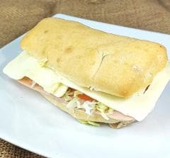 Combo Sándwich Jamón y Queso + jugo naranja