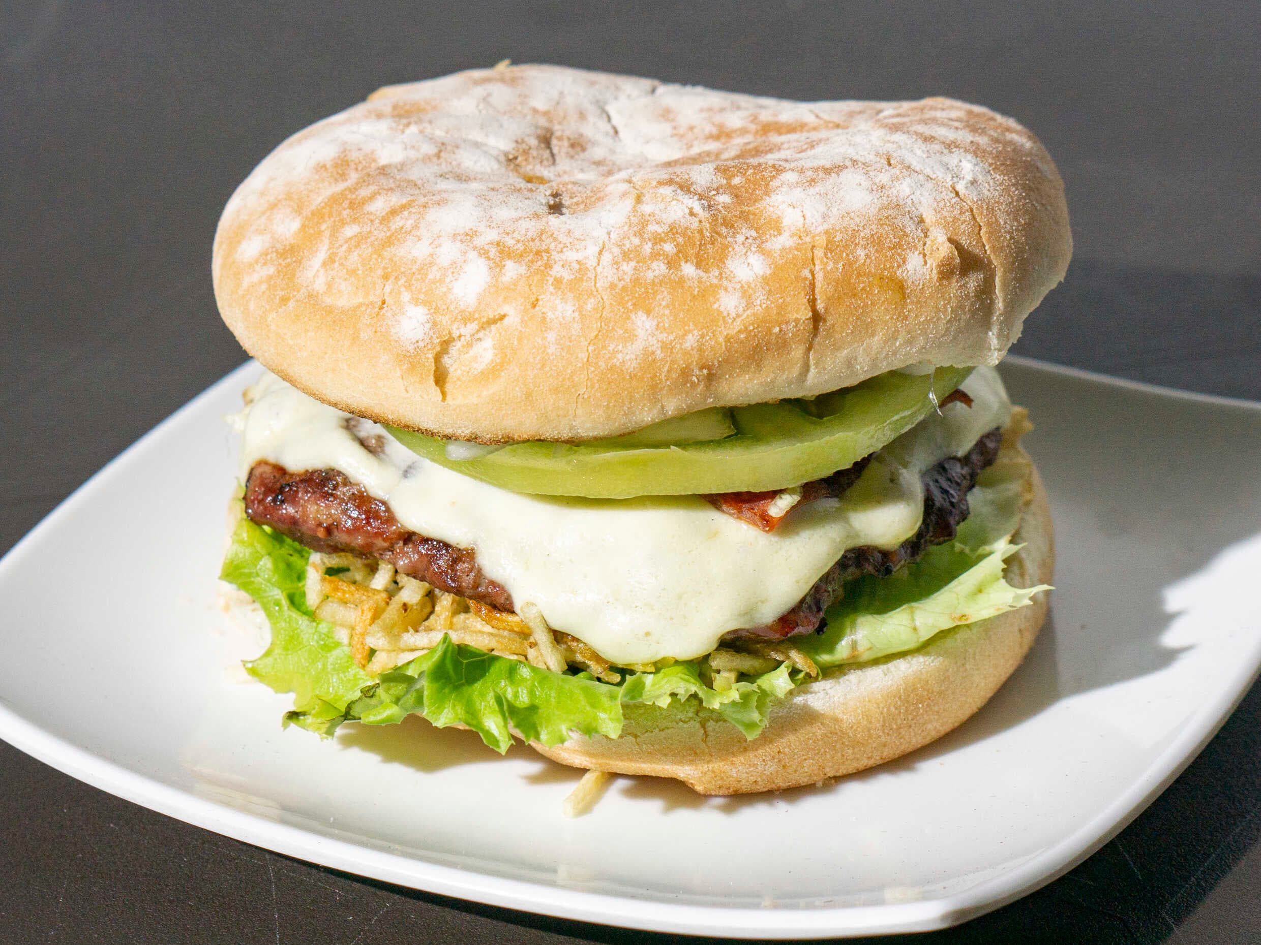 Combo-Hamburguesa de Res 125gr + Papas y Gaseosa