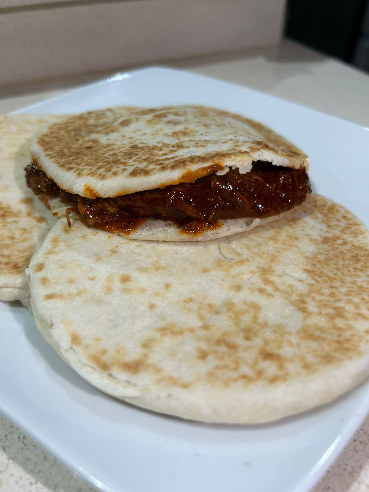 Gordita de Pollo con Mole
