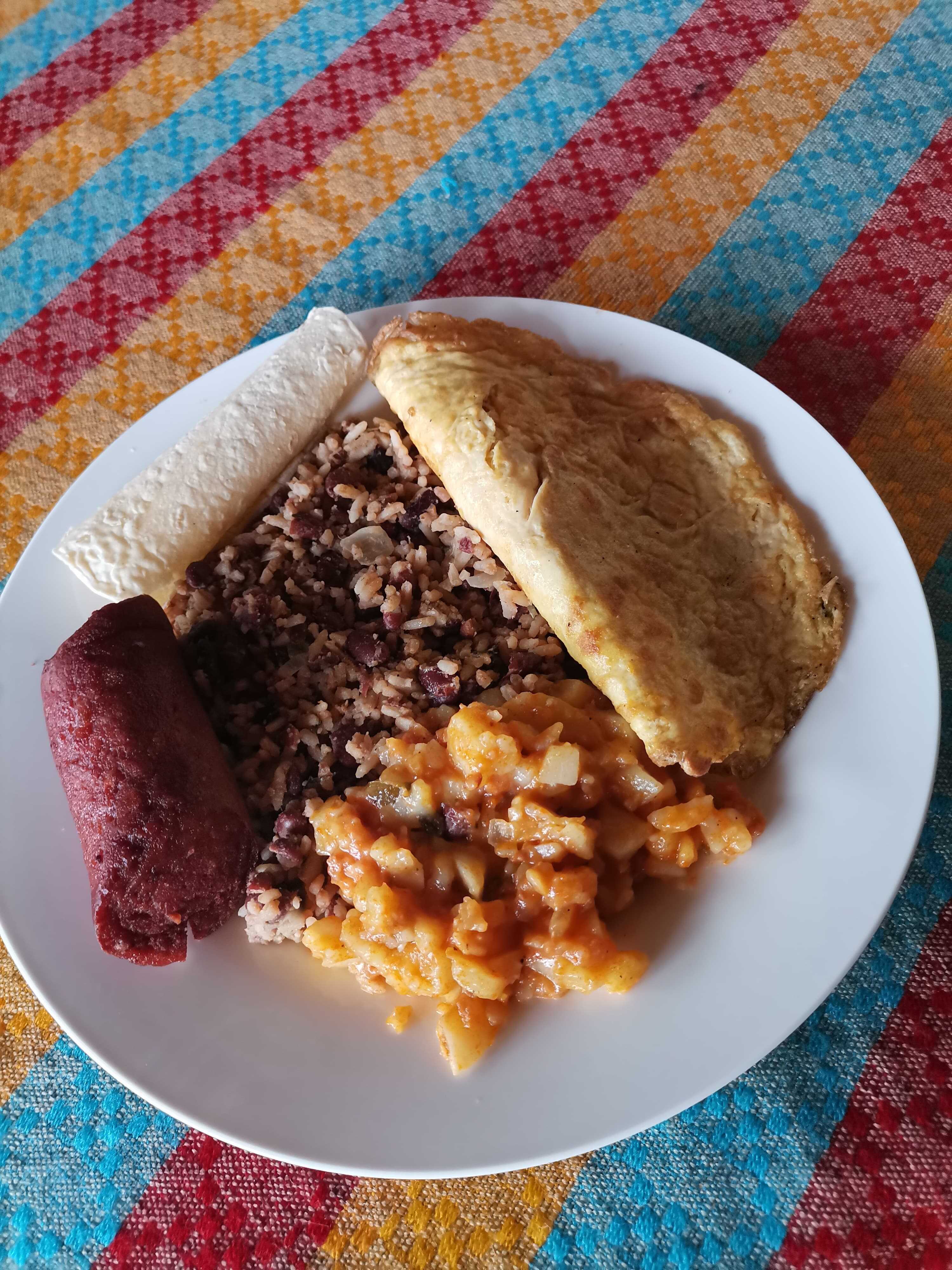 Gallo Pinto + 3 Acompañamientos