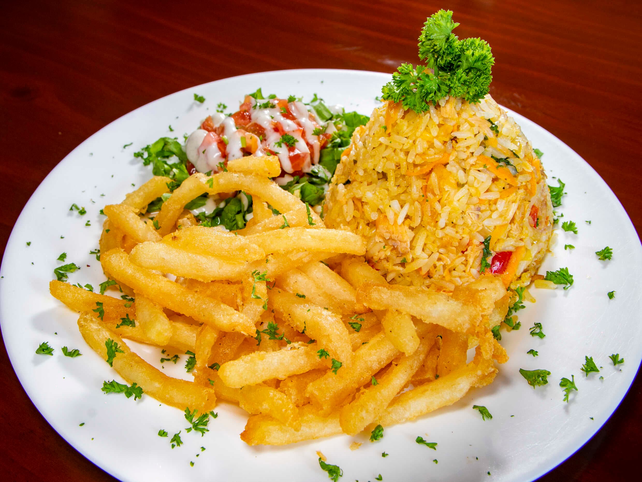 Arroz con Pollo + Papas Fritas + Ensalada