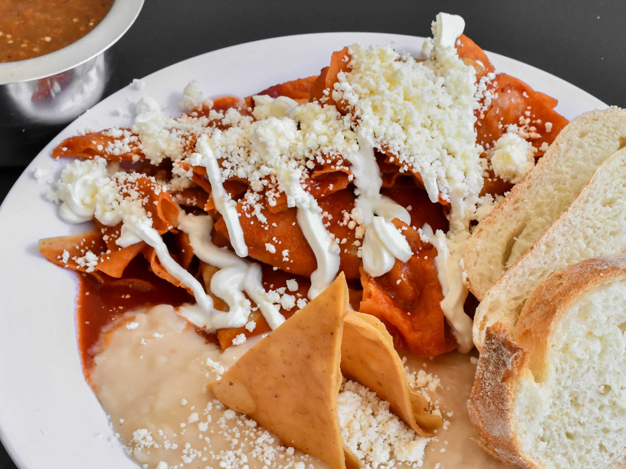 Chilaquiles con Pollo y Bolillo Completo