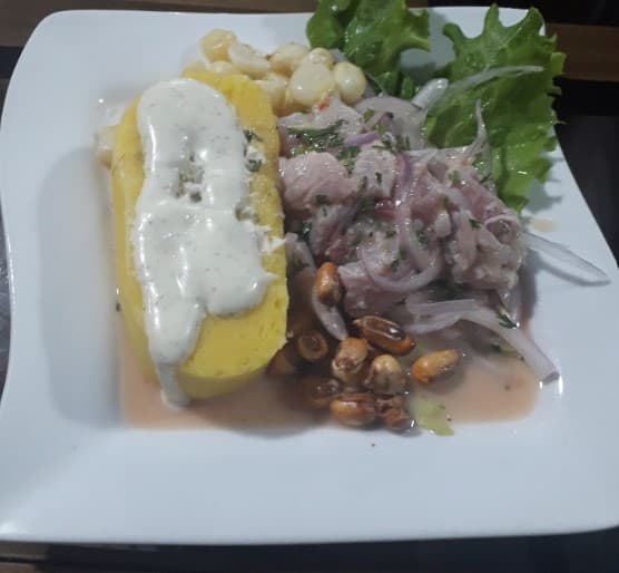 Ceviche Mixto con Causa de Pollo