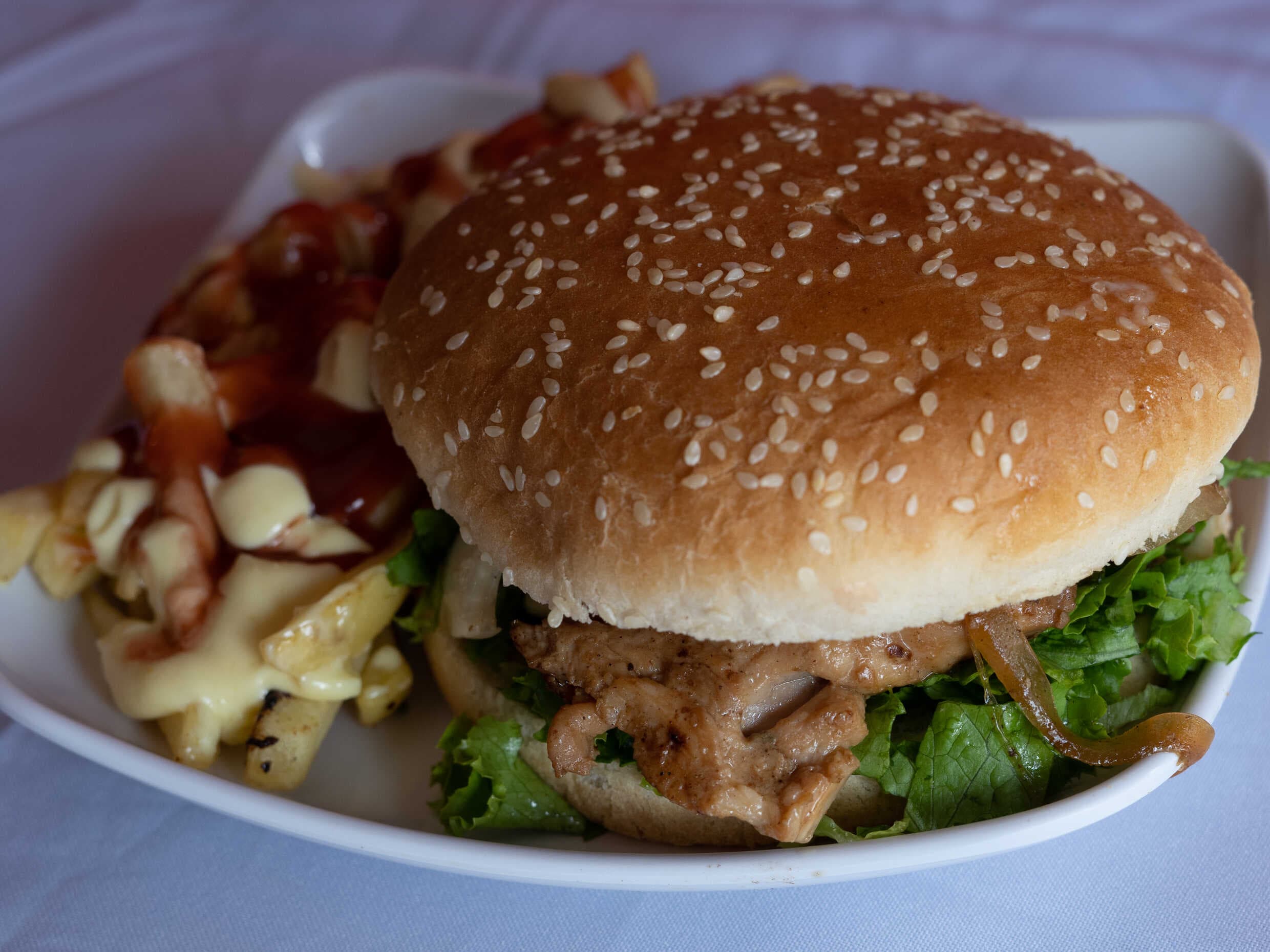 Hamburguesa con Pollo y Papas a la Francesa