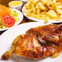 1/2 Pollo a la Brasa con Papas, Ensalada y Chaufa