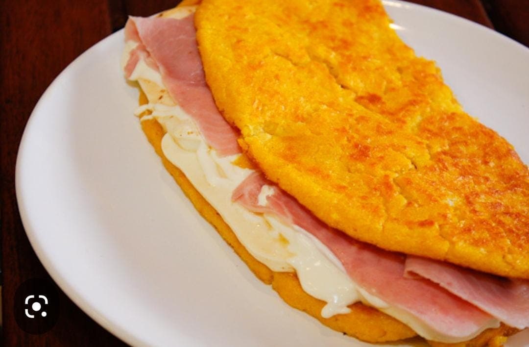 Cachapa con Jamón y Queso