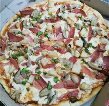 Pizza Hawaiana + Orden de Pan con Ajo y Queso
