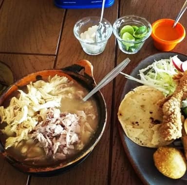Pozole Blanco con Botana completa
