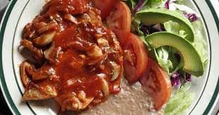 Chuleta en Salsa de Tomate con Papas y Ensalada