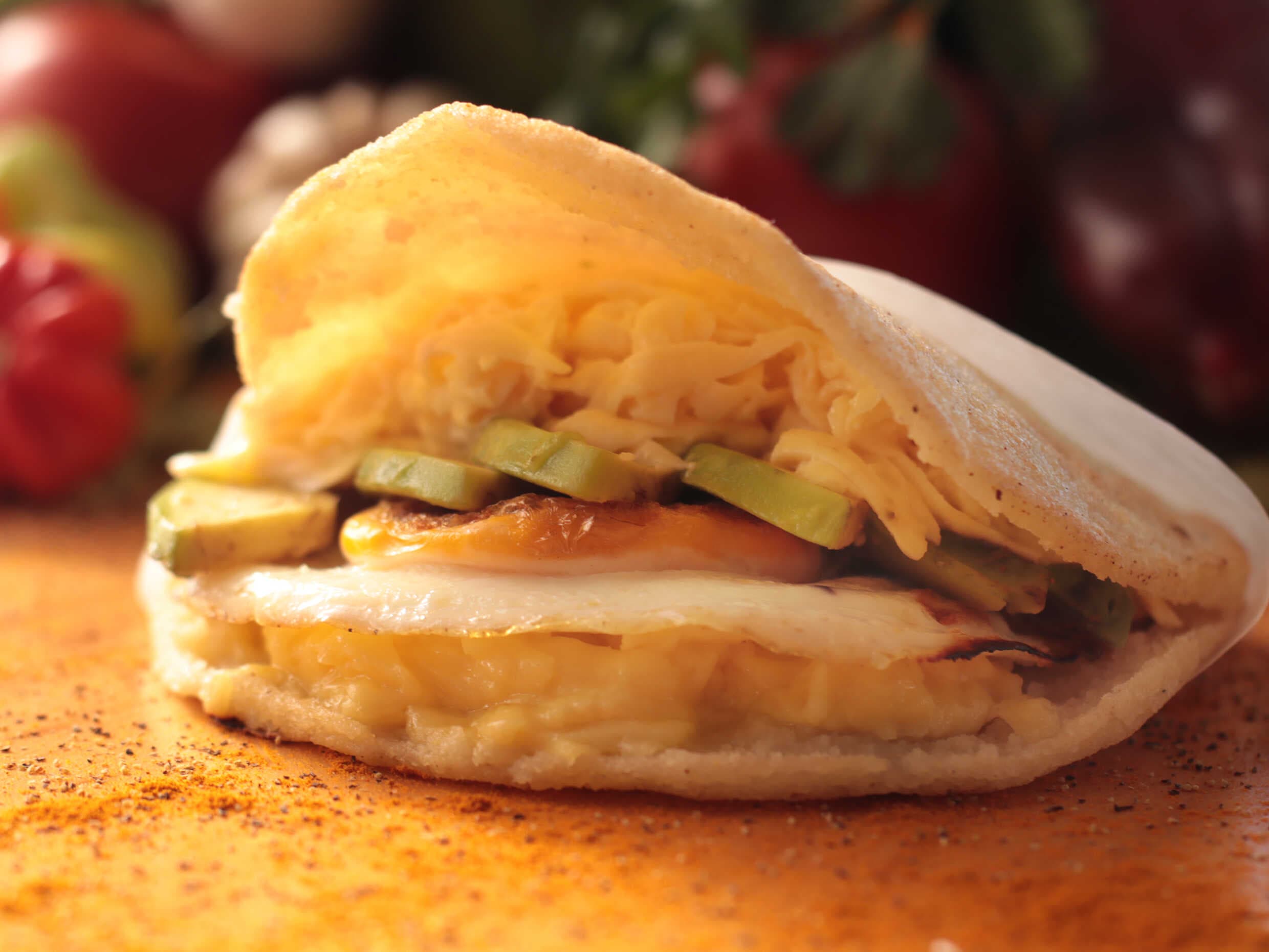 Arepa Huevo, Aguacate y Queso