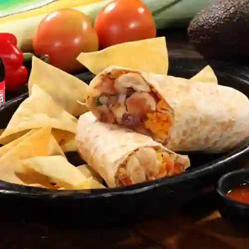 Burrito de Pollo BBQ + Totopos + Bebida