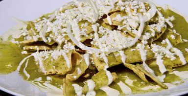 Chilaquiles Verdes con Pollo y Huevo Estrellado