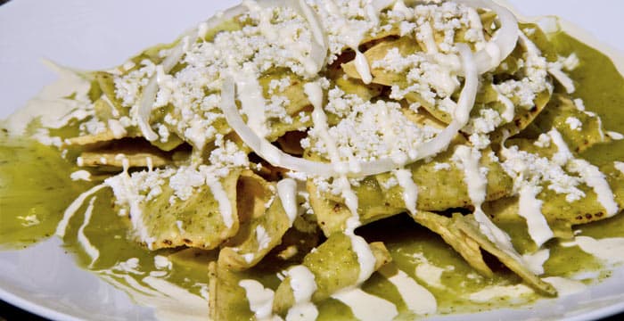 Chilaquiles Verdes con Pollo y Huevo Estrellado