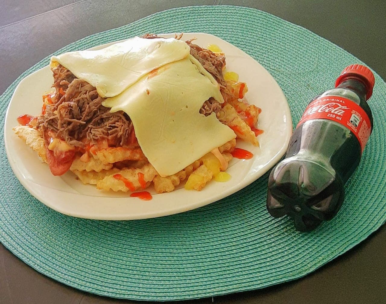 Salchipapa con carne desmechada gratinada