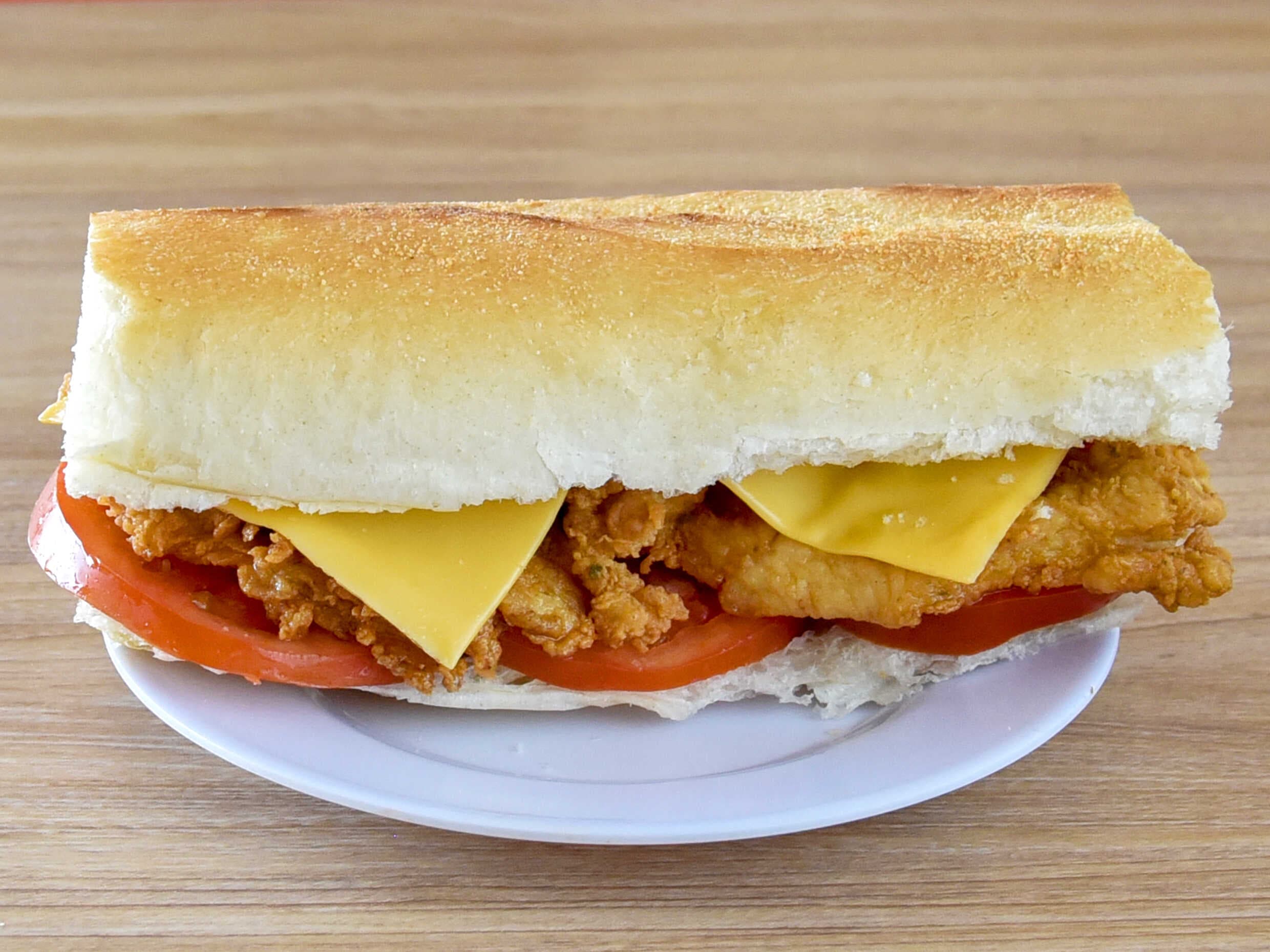 Sándwich de Pechuga de Pollo Empanizada