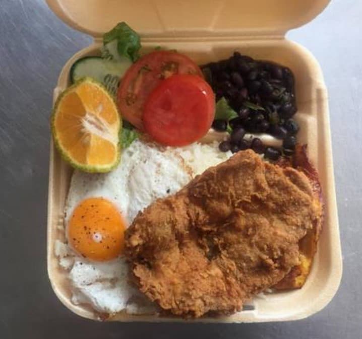 Casado con Filet de Pollo + Bebida del día