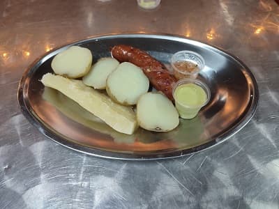 Chorizo con Papa Salada