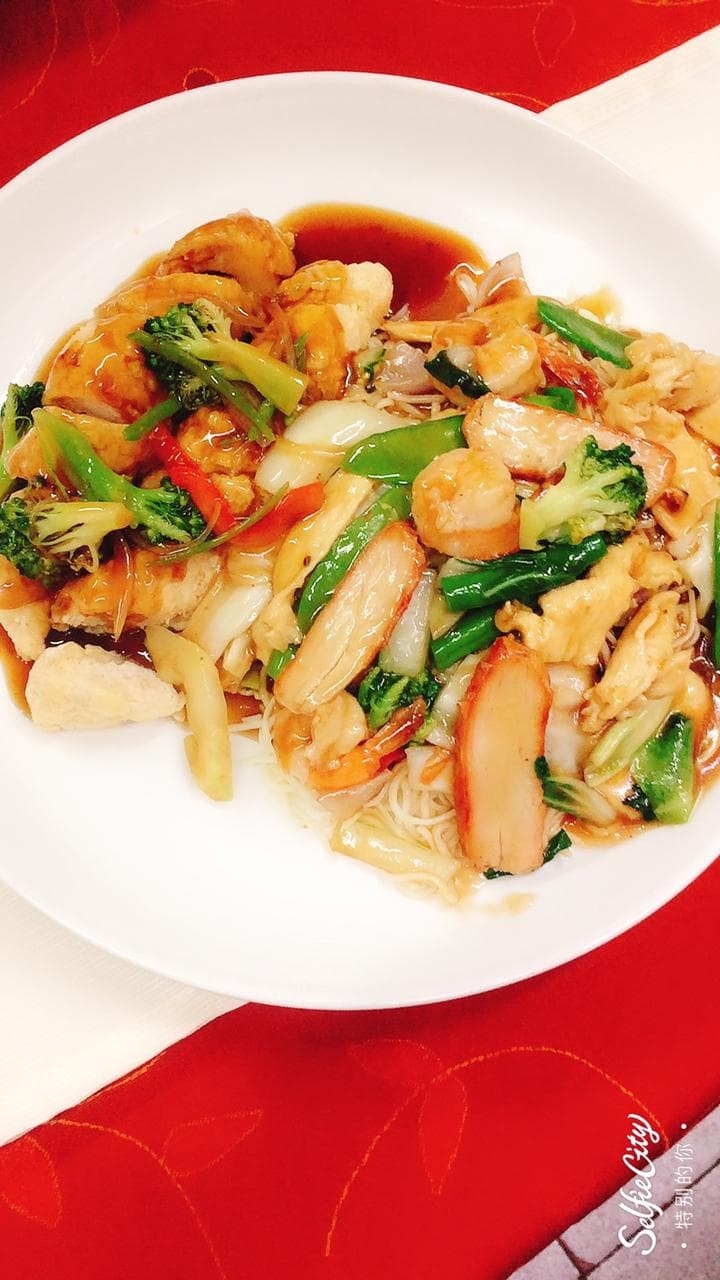 Tallarín Especial con Pollo Enrollado