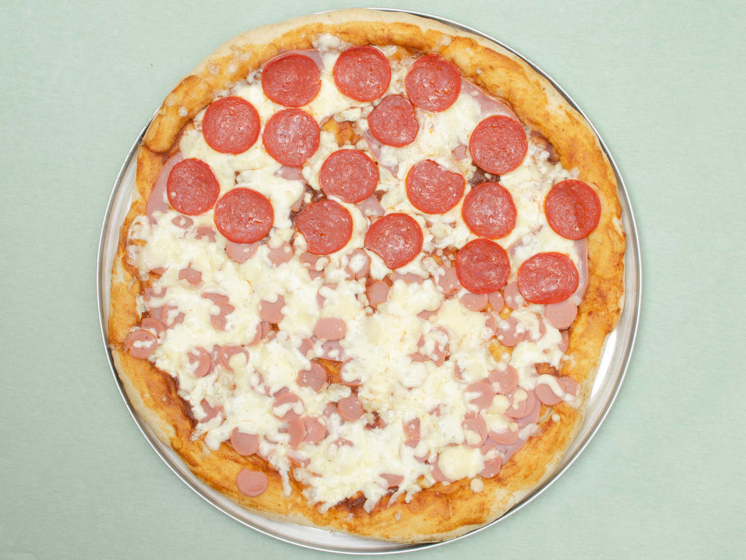 1 Pizza: 1/2 Salchicha Normal de Pavo 1/2 Peperoni