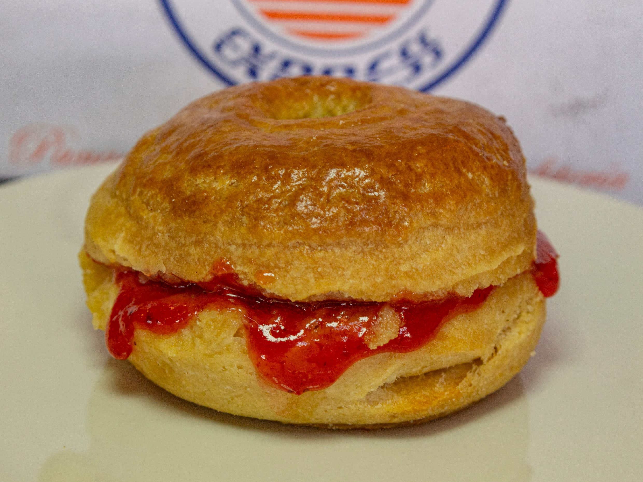 Bisquet con Mantequilla y Mermelada