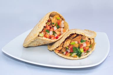GORDITA CHICHARRON CON QUESO Y PICO DE GALLO