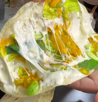 Quesadilla de Flor de calabaza con champiñones
